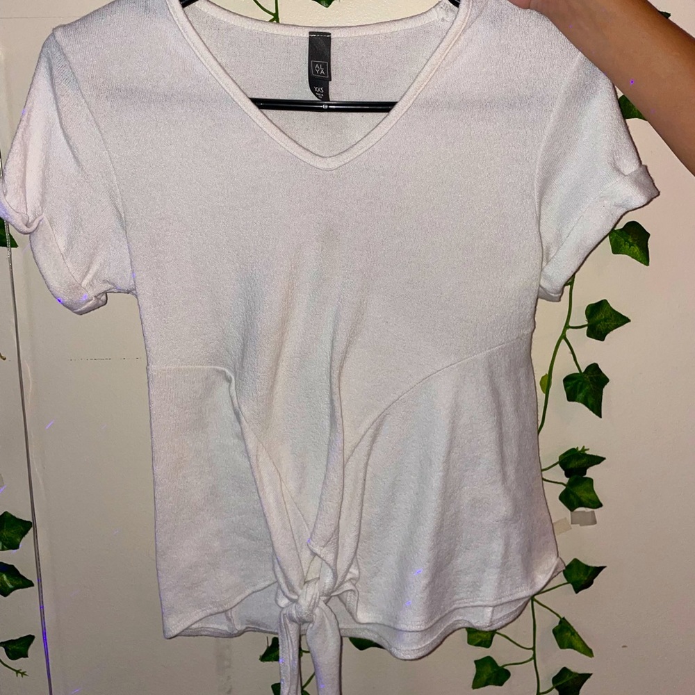 🤍 Francesca’s flowy white top